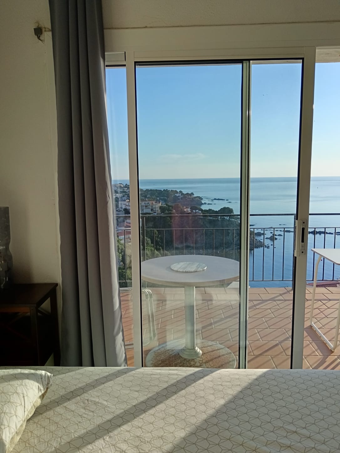 Salon avec vue sur le balcon